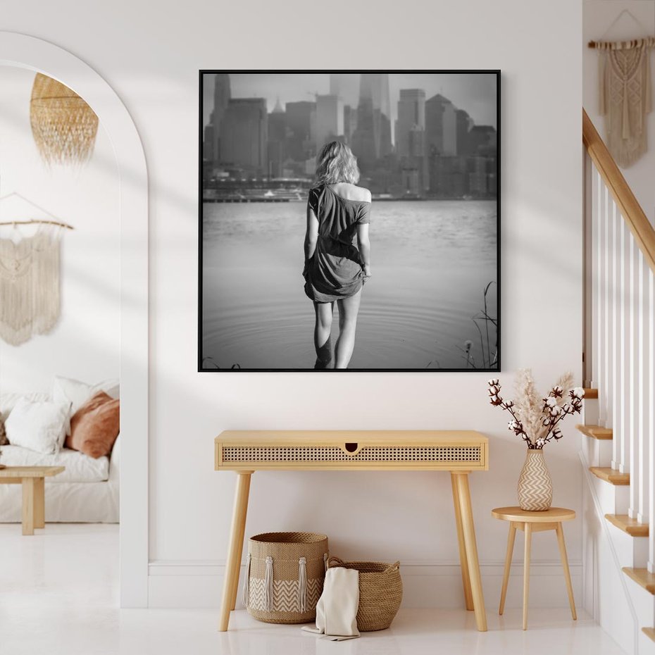 Obraz w ramie 50x50 - Kapiel w Mieście - czarno białe zdjęcie, kobieta wchodzi do wody - rama czarna