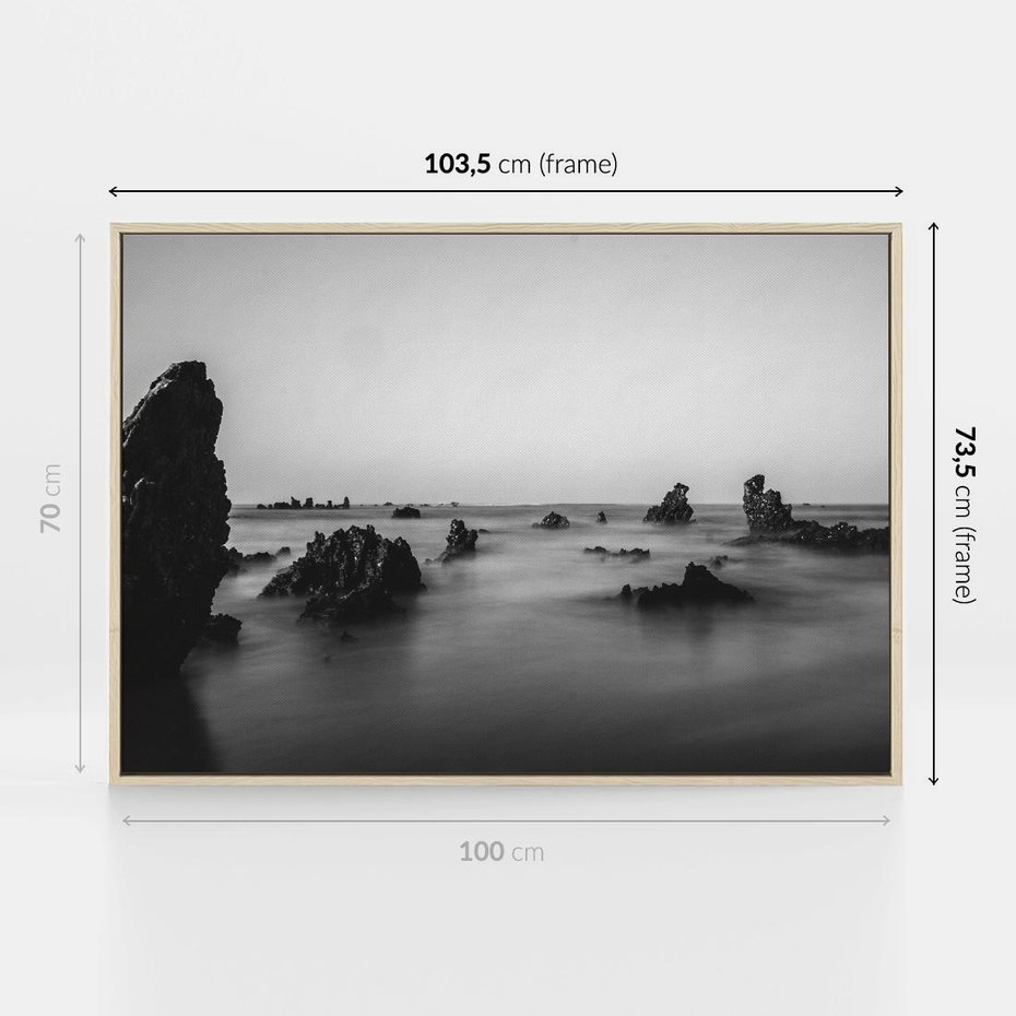 Obraz w ramie 100x70 - Harmonia świateł i cieni - zamglona dzika plaża, skały na plaży - rama drewno