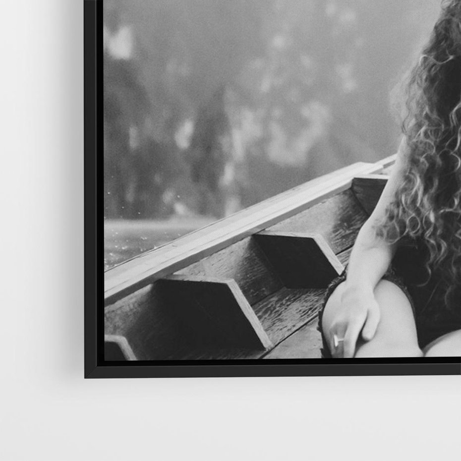 Obraz w ramie 70x50 - Księga mglistych marzeń - czarno biała fotografia, para zakochanych w łodzi - rama czarna
