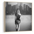 Obraz w ramie 50x50 - Kapiel w Mieście - czarno białe zdjęcie, kobieta wchodzi do wody - rama drewno