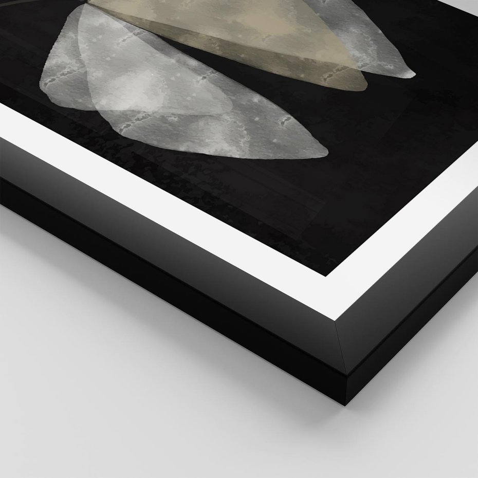 Plakat w ramie 40x50 - Obce Powidoki - abstrakcyjna ćma, mroczna atmosfera - rama czarna