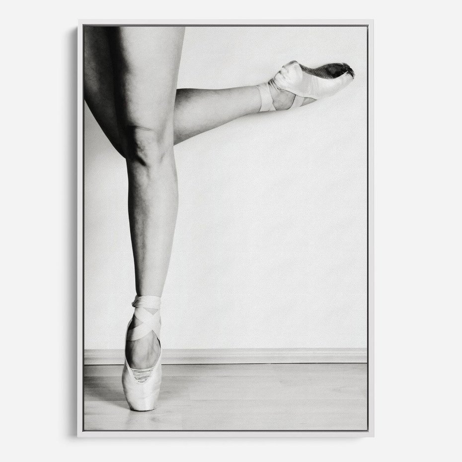 Obraz w ramie 80x120 - Tańcząca Delikatność - artystyczne zdjęcie, odcienie szarości - rama biała