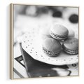 Obraz w ramie 80x80 - Makaroniki w Szarości - czarno biała fotografia, plakat - rama drewno