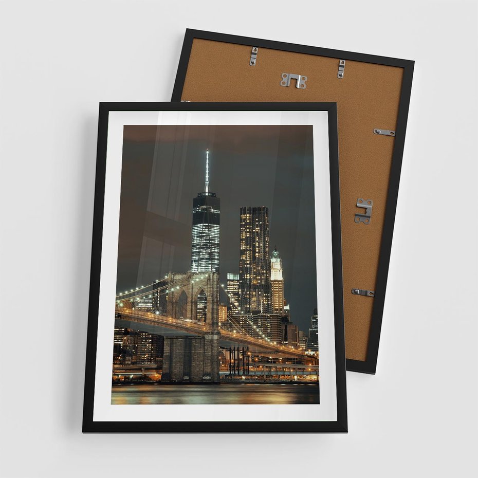 Plakat w ramie 50x70 - Miasto rozświetlone nocnym blaskiem - miasto, nocą - rama czarna