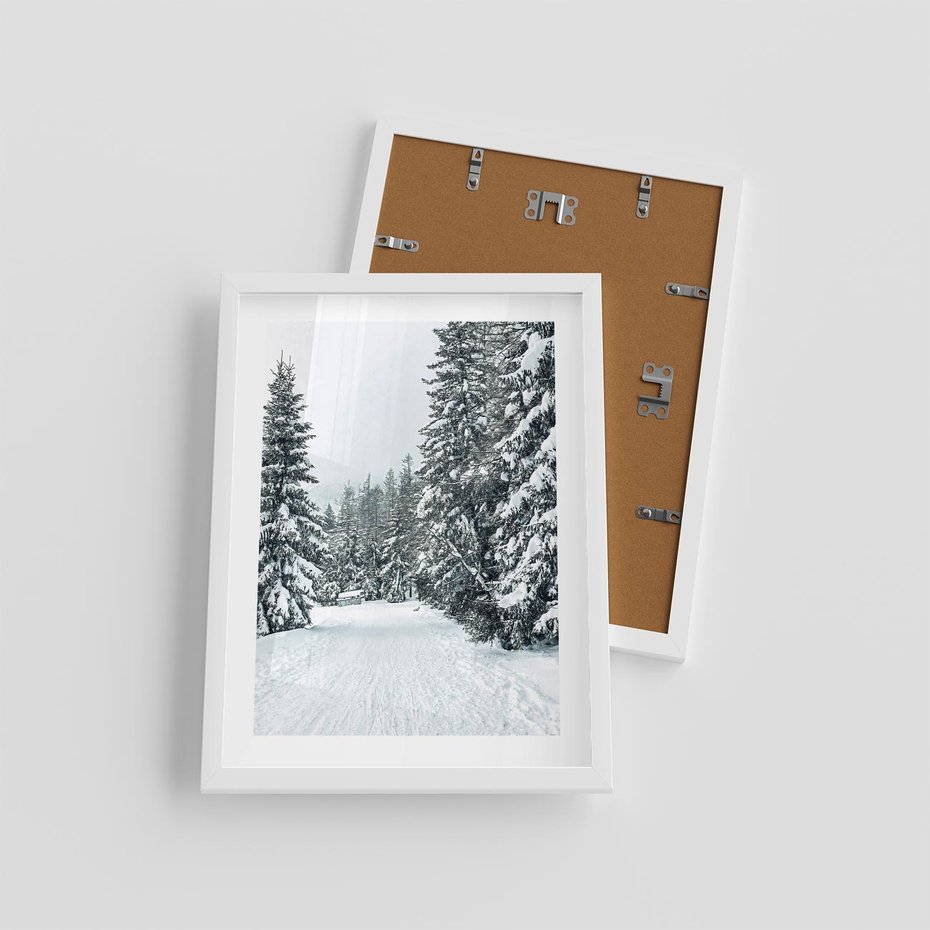 Plakat w ramie 30x40 - Magia Zimy na Obrazie - las, zima - rama biała