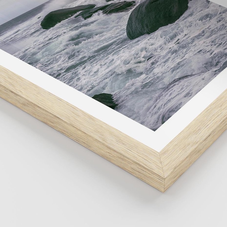 Plakat w ramie 30x40 - Latarnia, Zachód Słońca i Fale - latarnia na klifie, zachód słońca - rama drewno