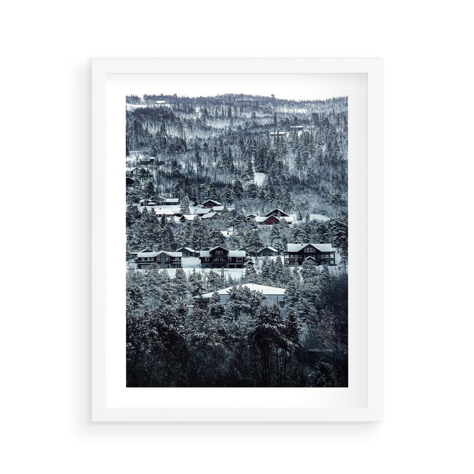 Plakat w ramie 40x50 - Domki w Chmurach - górski zimowy krajobraz, dommki na wzgórzach - rama biała
