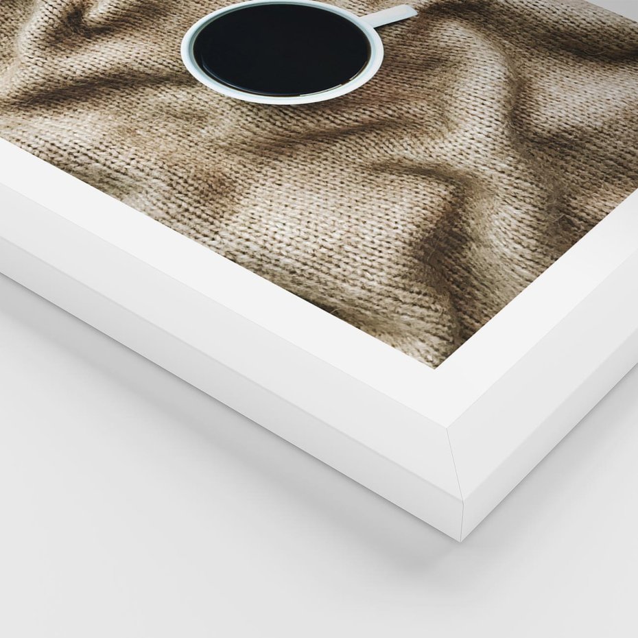 Plakat w ramie 30x40 - Filiżanka Kawy na Brązowym Kocu - kawa, czarna kawa - rama biała