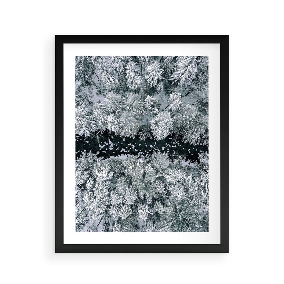 Plakat w ramie 40x50 - Zimowy Krajobraz z Góry - zdjęcie z góry, zaśnieżony las i zamarznięty strumyk - rama czarna
