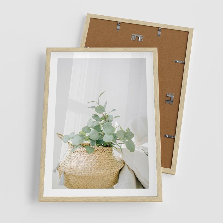 Plakat w ramie 50x70 - Eukaliptusowa Świeżość - eukaliptus, liście w koszu z wikliny - rama drewno