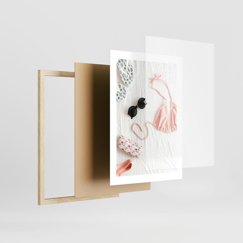 Plakat w ramie 30x40 - Letnia Elegancja na Plaży - kompozycja, elementy stroju na plażę - rama drewno