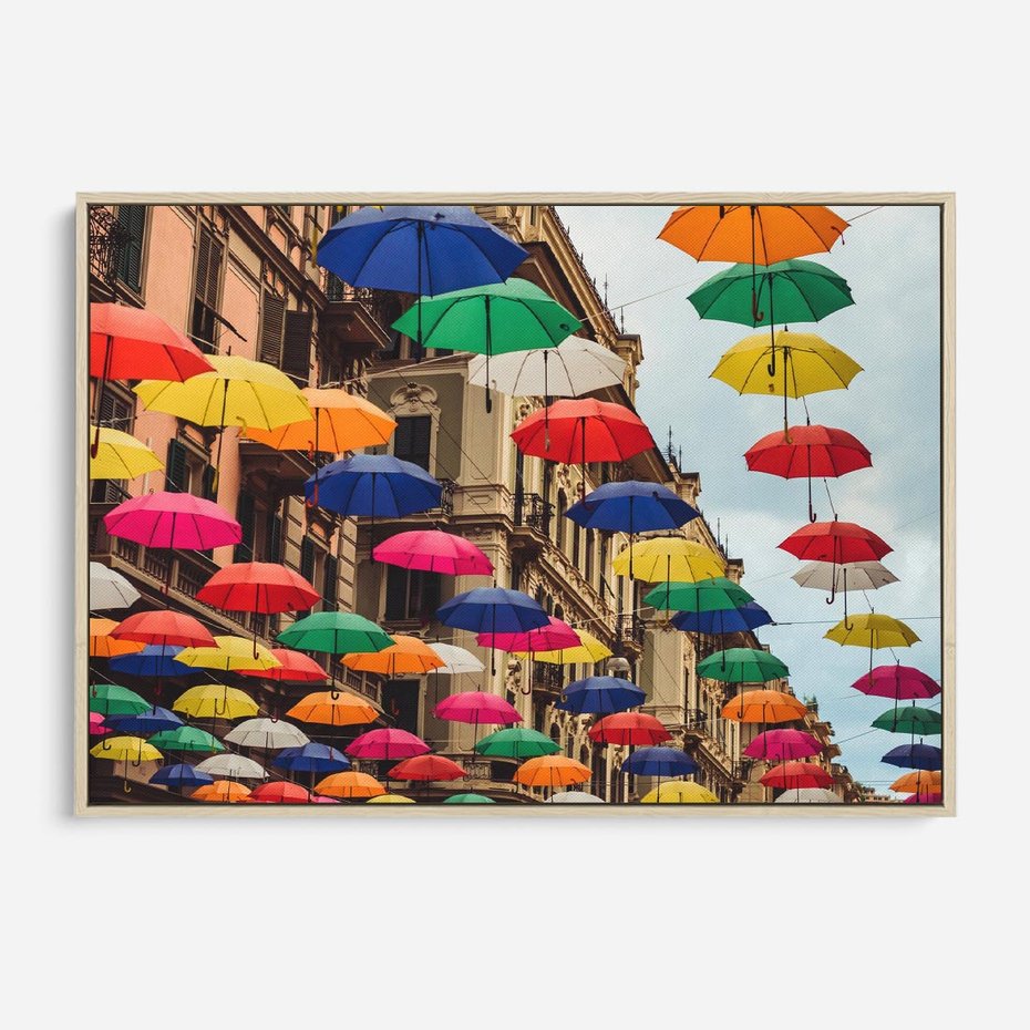 Obraz w ramie 70x50 - Barwna symfonia wyobraźni - fotografia, kolorowe parasolki podwieszone nad ulicą - rama drewno