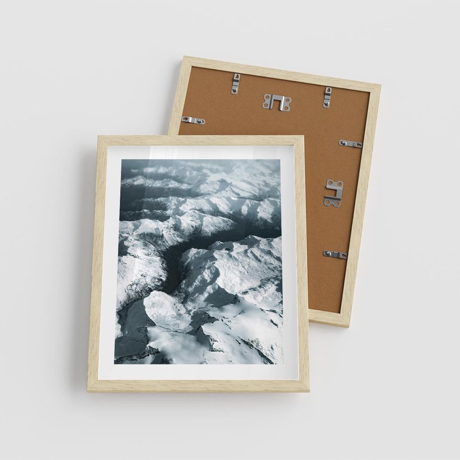 Plakat w ramie 40x50 - Ośnieżone Szczyty z Wysoka - ośnieżone szczyt górskie, zdjęcie z lotu ptaka - rama drewno