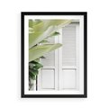 Plakat w ramie 50x70 - Tropikalne Okno - białe okiennice, zielona tropikalna roślina - rama czarna