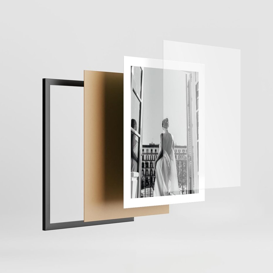 Plakat w ramie 30x40 - Poranki w Paryżu - czarno białe zdjęcie, kobieta w prześcieradle na balkonie - rama czarna