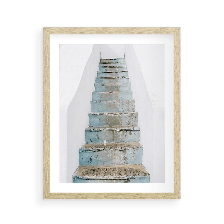 Plakat w ramie 40x50 - Niebieskie Schody Santorini - stare kamienne schody, niebieskie schody - rama drewno
