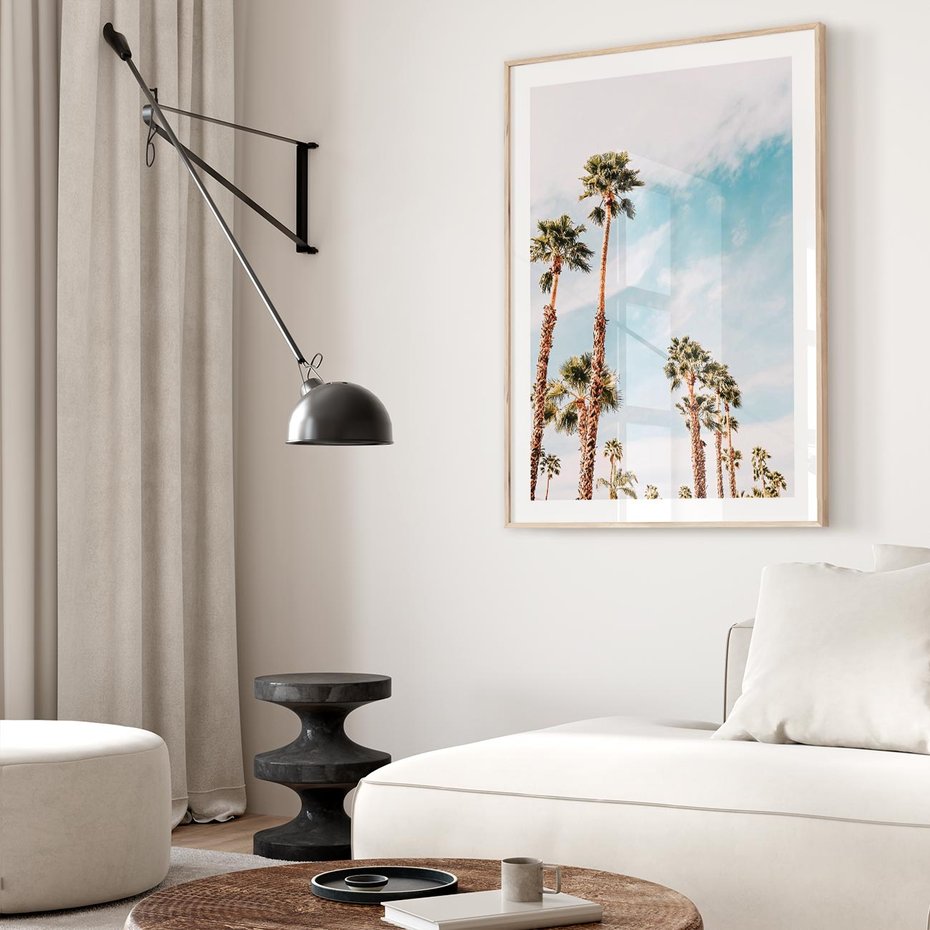 Plakat w ramie 40x50 - Tropikalna Sielskość: Palmy i Błękitne Niebo - palmy na tle błękitnego nieba - rama drewno