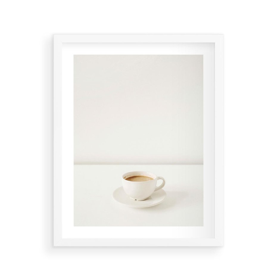 Plakat w ramie 40x50 - Kawa w Prostocie - kawa w filizance, białe tłó - rama biała
