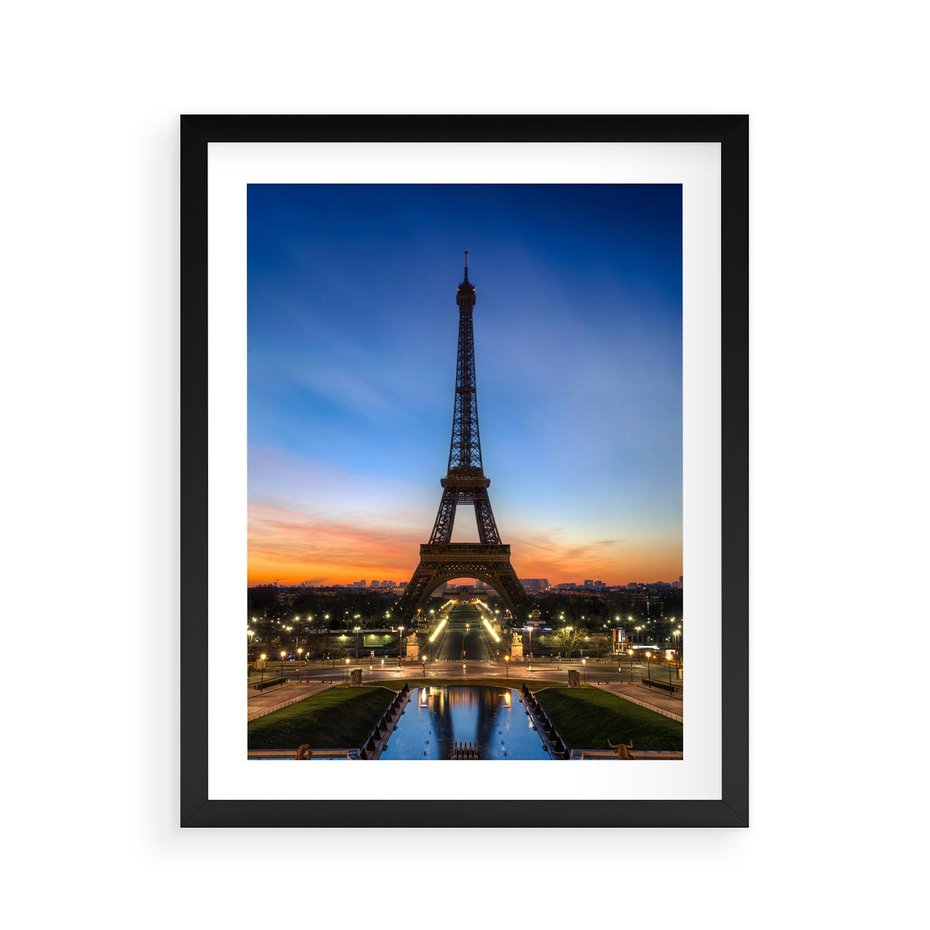 Plakat w ramie 40x50 - Wieża Eiffla w Innej Odsłonie - wieża, Eiffla - rama czarna