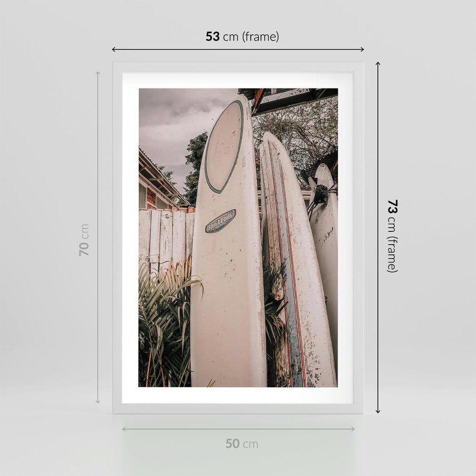 Plakat w ramie 50x70 - Deski Surfingowe czekają na Fale - deski surfingowe, stoją pod płotem - rama biała