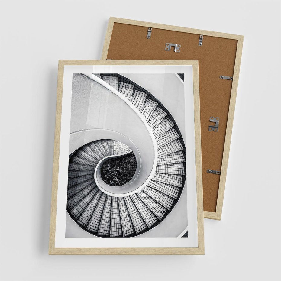Plakat w ramie 50x70 - Nowoczesne Schody: Kręcone Piękno - nowoczesna architektura, kręcone schody - rama drewno