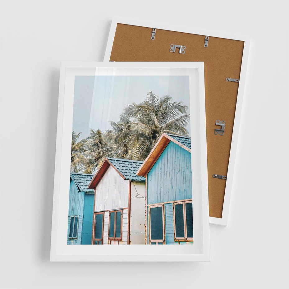 Plakat w ramie 50x70 - Rajskie Wakacje - domki na plaży, błękitne domki - rama biała