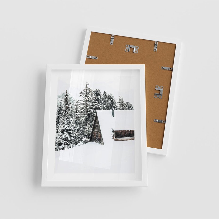 Plakat w ramie 40x50 - Zimowy Urok - śnieg, domek w górach - rama biała