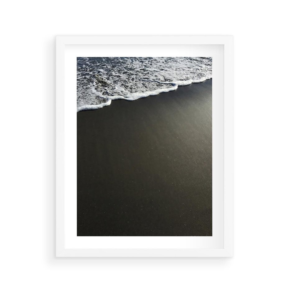 Plakat w ramie 40x50 - Morskie Fale na Plaży - plaża, morskie fale omywają piasek - rama biała