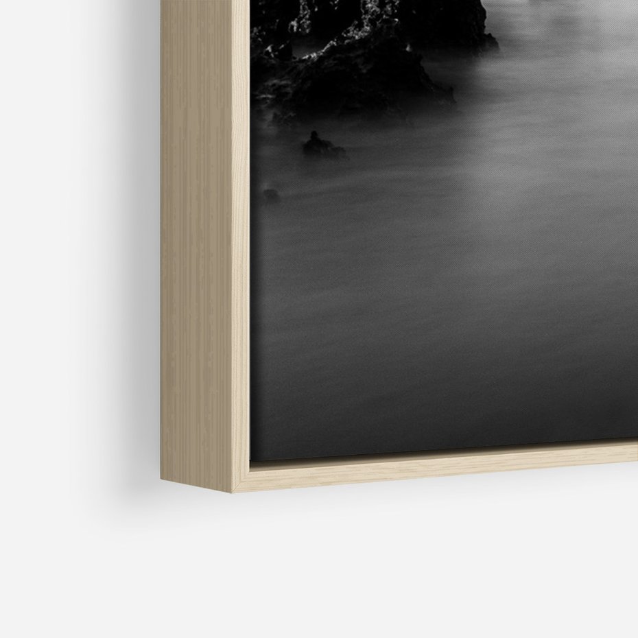 Obraz w ramie 80x120 - Harmonia świateł i cieni - zamglona dzika plaża, skały na plaży - rama drewno