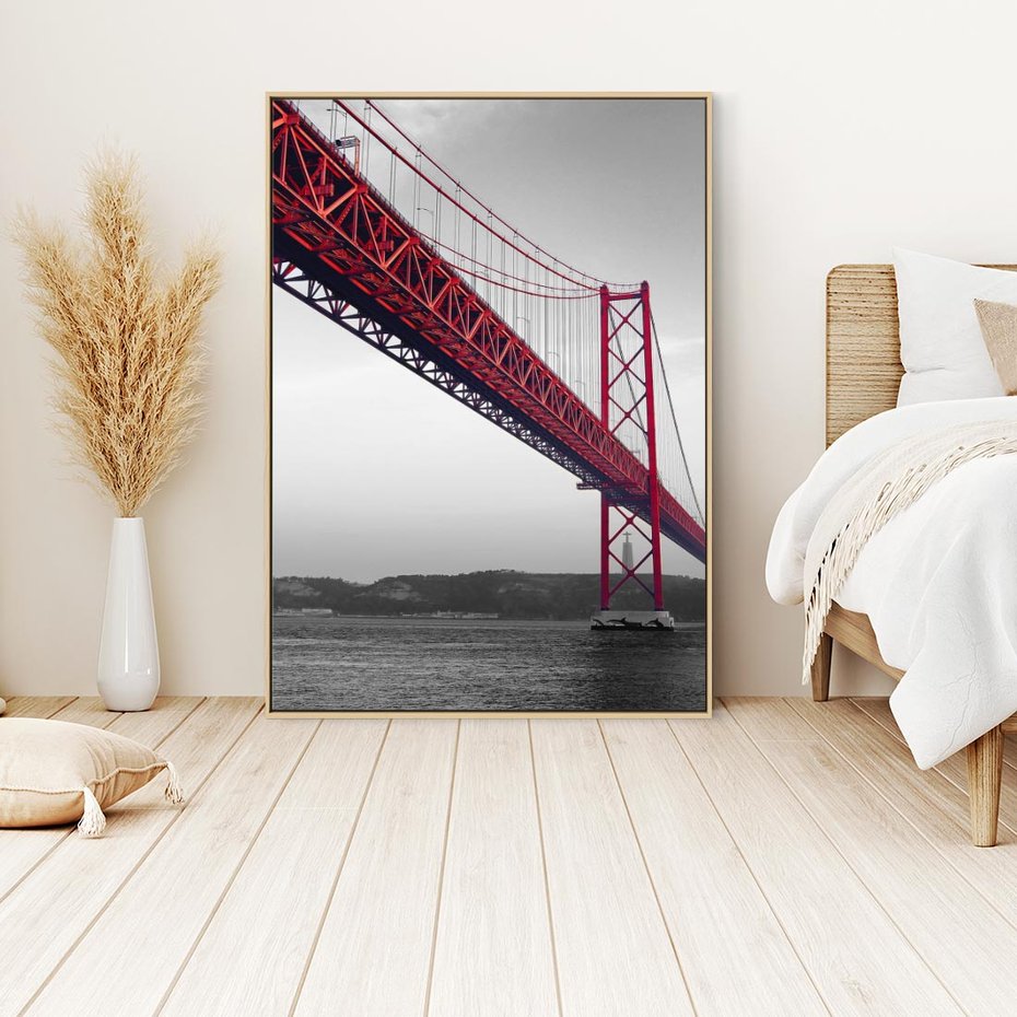 Obraz w ramie 80x120 - Majestatyczny Most - czarno biała fotografia, czerwony stalowy most nad rzeką - rama drewno