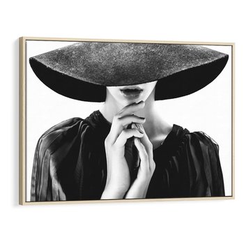 Obraz w ramie 70x50 - Czarna Elegancja - fotografia czarno biała, zbliżenie portret kobiety w czerni - rama drewno