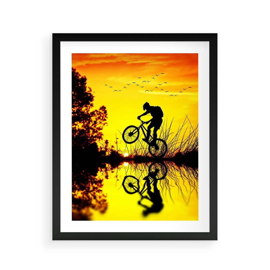 Plakat w ramie 40x50 - Rower przy zachodzie słońca - rower, zachód - rama czarna