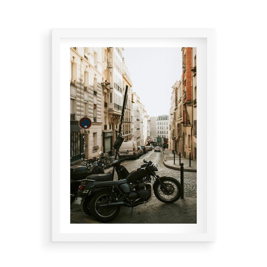 Plakat w ramie 50x70 - Ducha Przygody - motor, uliczka - rama biała