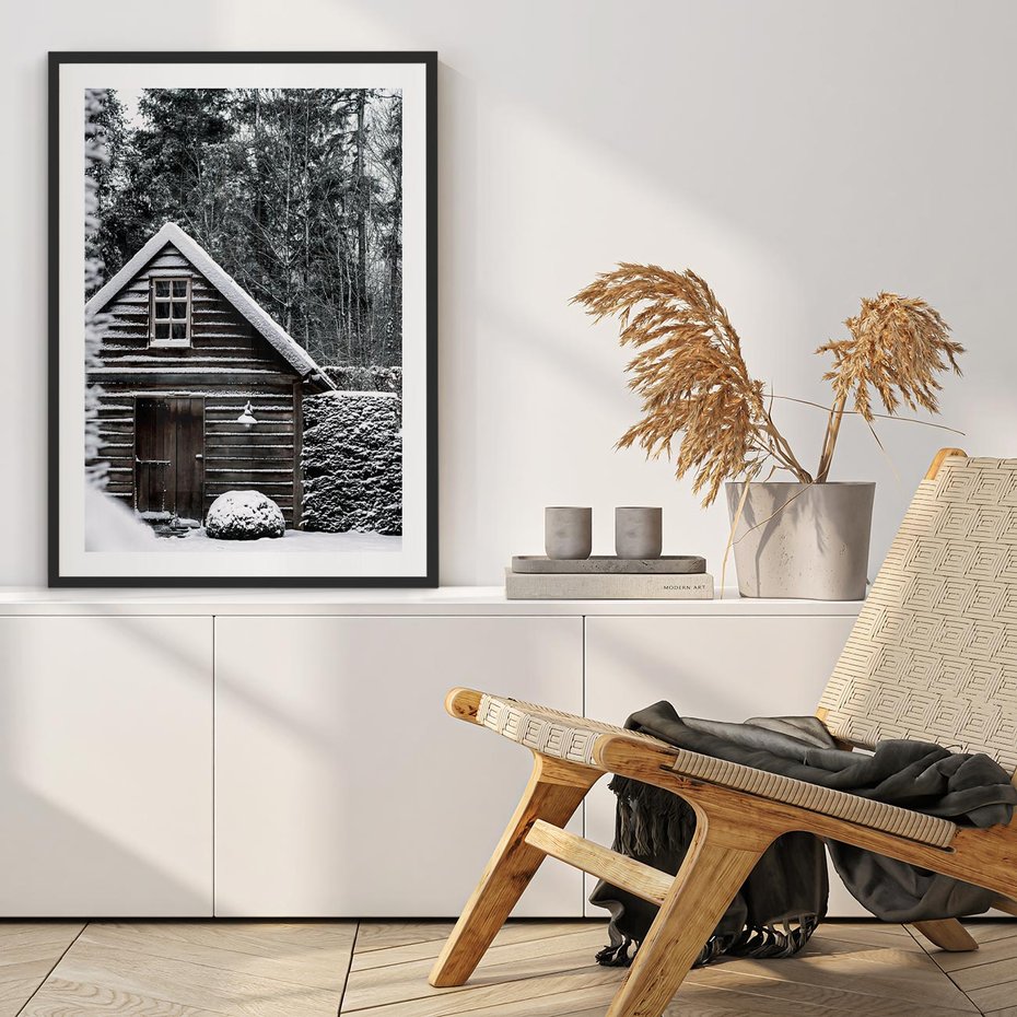 Plakat w ramie 50x70 - Zaklęta Zima - domek w lesie, śnieg - rama czarna