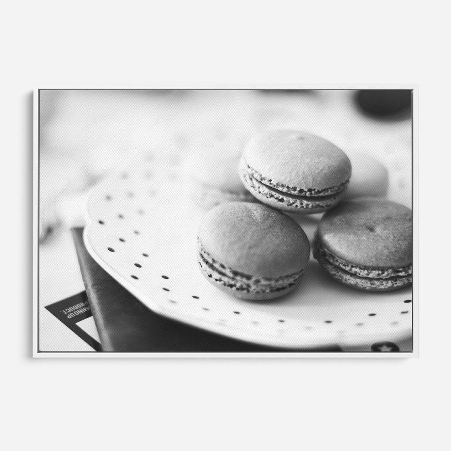 Obraz w ramie 120x80 - Makaroniki w Szarości - czarno biała fotografia, plakat - rama biała