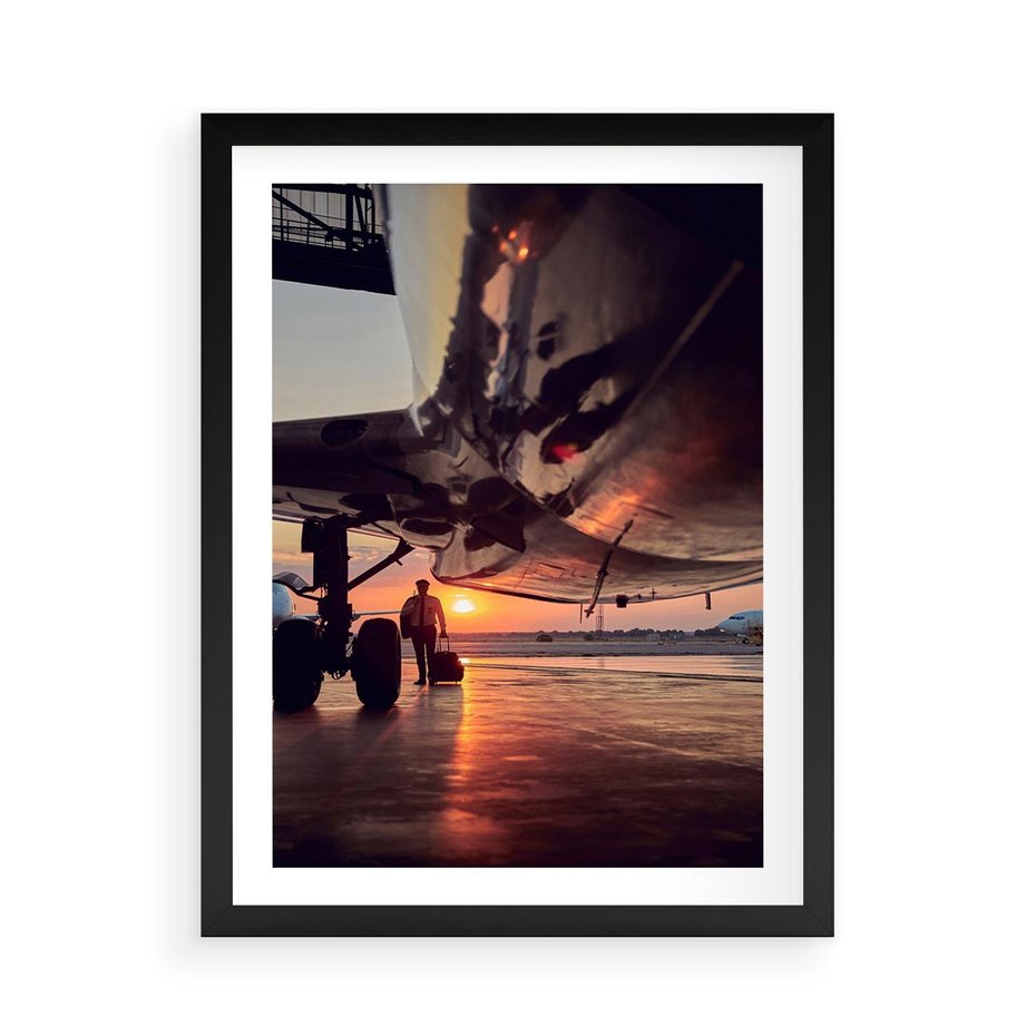 Plakat w ramie 50x70 - Podróż ku Zachodzącemu Słońcu - samolot, scena na lotnisku - rama czarna