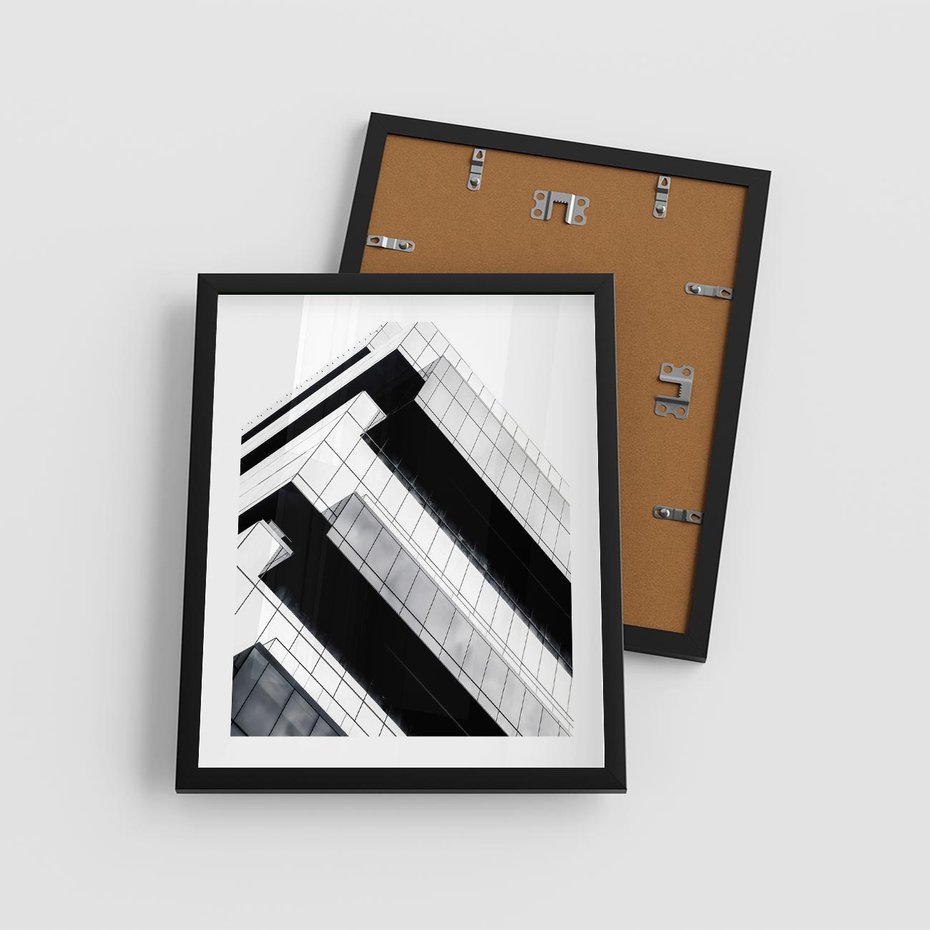 Plakat w ramie 40x50 - Nowoczesna Surowość: Wieżowiec na Czarno-Białej Grafice - architektura, wieżowiec - rama czarna