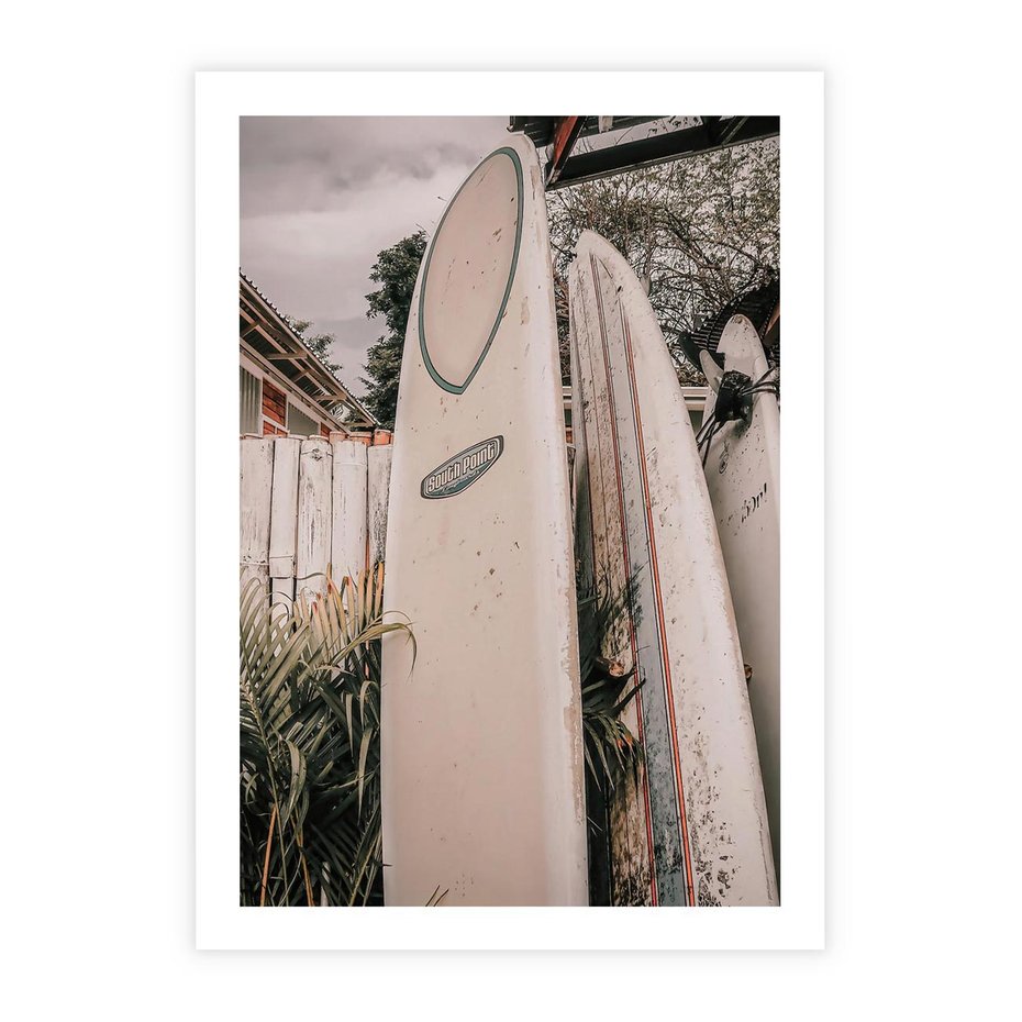 Plakat bez ramy 30x40 - Deski Surfingowe czekają na Fale - deski surfingowe, stoją pod płotem