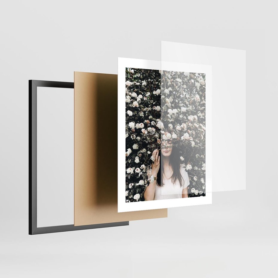 Plakat w ramie 40x50 - Kobieta w Krzewie Kwiatów - krzak z kwiatami, schowana za nim kobieta - rama czarna