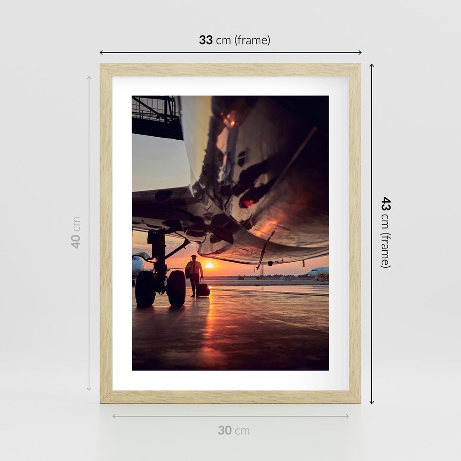 Plakat w ramie 30x40 - Podróż ku Zachodzącemu Słońcu - samolot, scena na lotnisku - rama drewno
