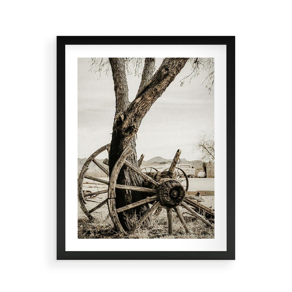 Plakat w ramie 40x50 - Rustykalna Tradycja - koło starego wozu, rustykalny styl - rama czarna