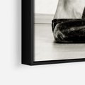 Obraz w ramie 100x70 - W Monochromatycznych Nutach - fotografia, czarno biała - rama czarna