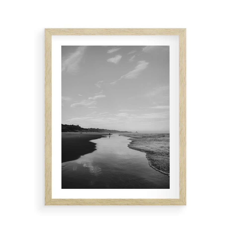 Plakat w ramie 40x50 - Nadmorska Melodia - czarno białe zdjęcie, plaża - rama drewno