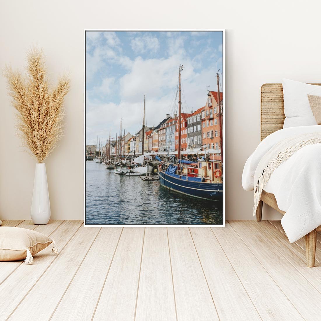 Obraz w ramie 80x120 - Wibracje Miejskiego Klimatu - Dania, Kopehaga - rama biała