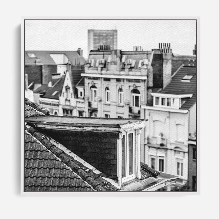 Obraz w ramie 50x50 - Miasto w Retro Odsłonie - fotografia czarno biała, ujęcie na dachy wielkiego miasta - rama biała