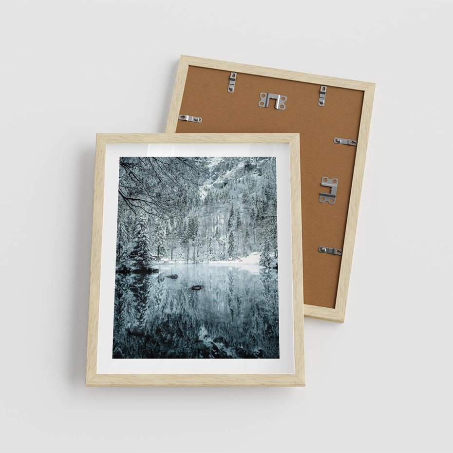 Plakat w ramie 40x50 - Zimowy Raj - zimowy górski krajobraz, jezioro w górach - rama drewno