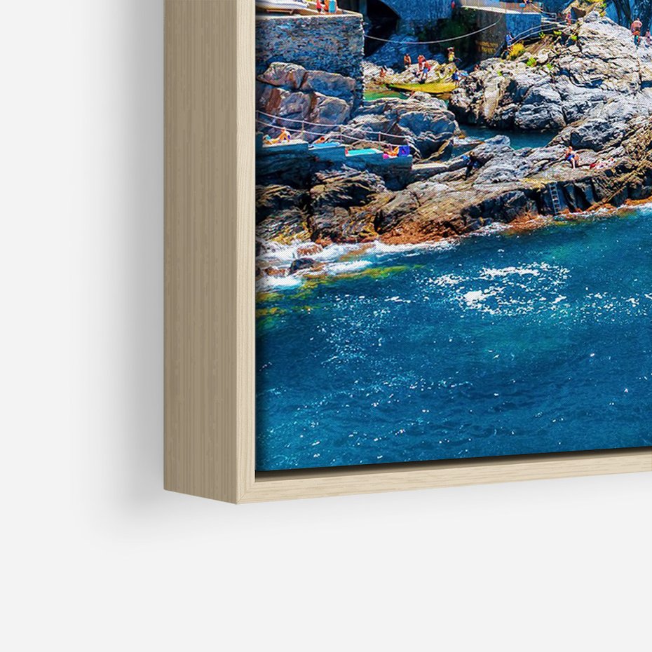 Obraz w ramie 80x120 - Barwne Wybrzeże - nadmorskie miasto na klifie, kolorowe tęczowe budynki - rama drewno