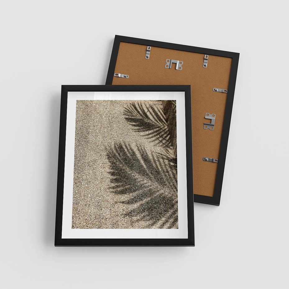 Plakat w ramie 40x50 - Plażowa Idylla - palma, cień na piasku - rama czarna