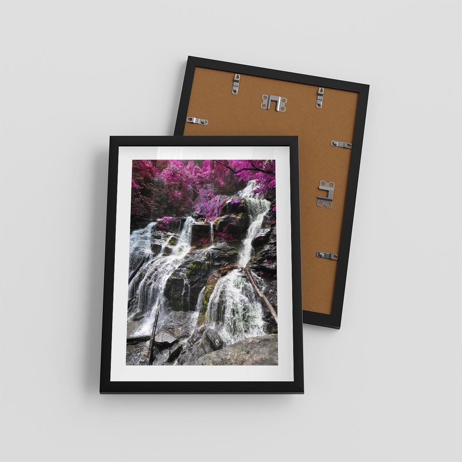Plakat w ramie 30x40 - Wodospad wśród majestatycznych gór - wodospad, góry - rama czarna