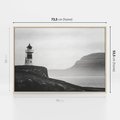 Obraz w ramie 70x50 - Melancholia Północy - czarnobiała fotografia, nadmorska latarnia na klifie - rama drewno
